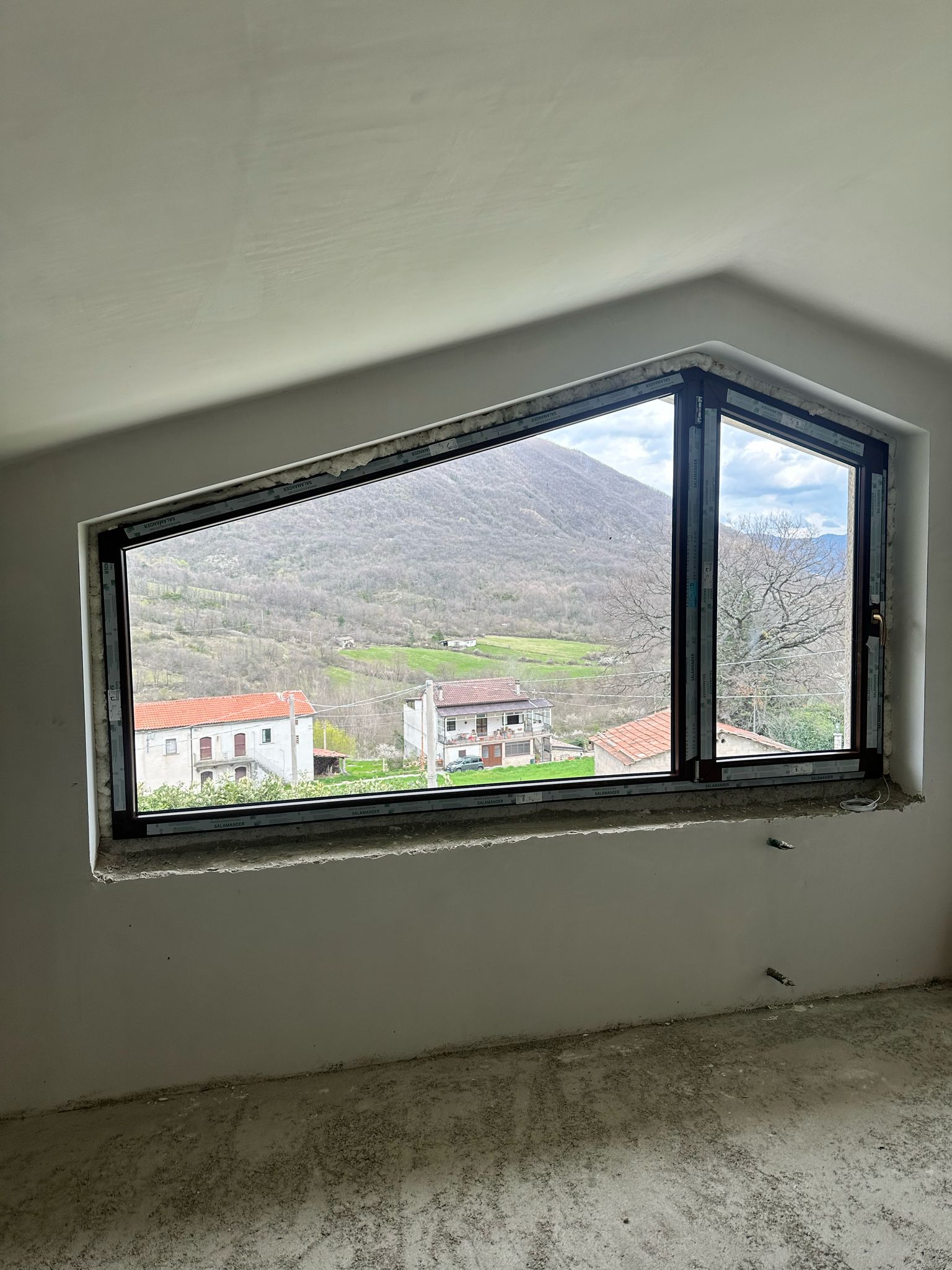 Finestra dal profilo angolare in un sottotetto durante i lavori