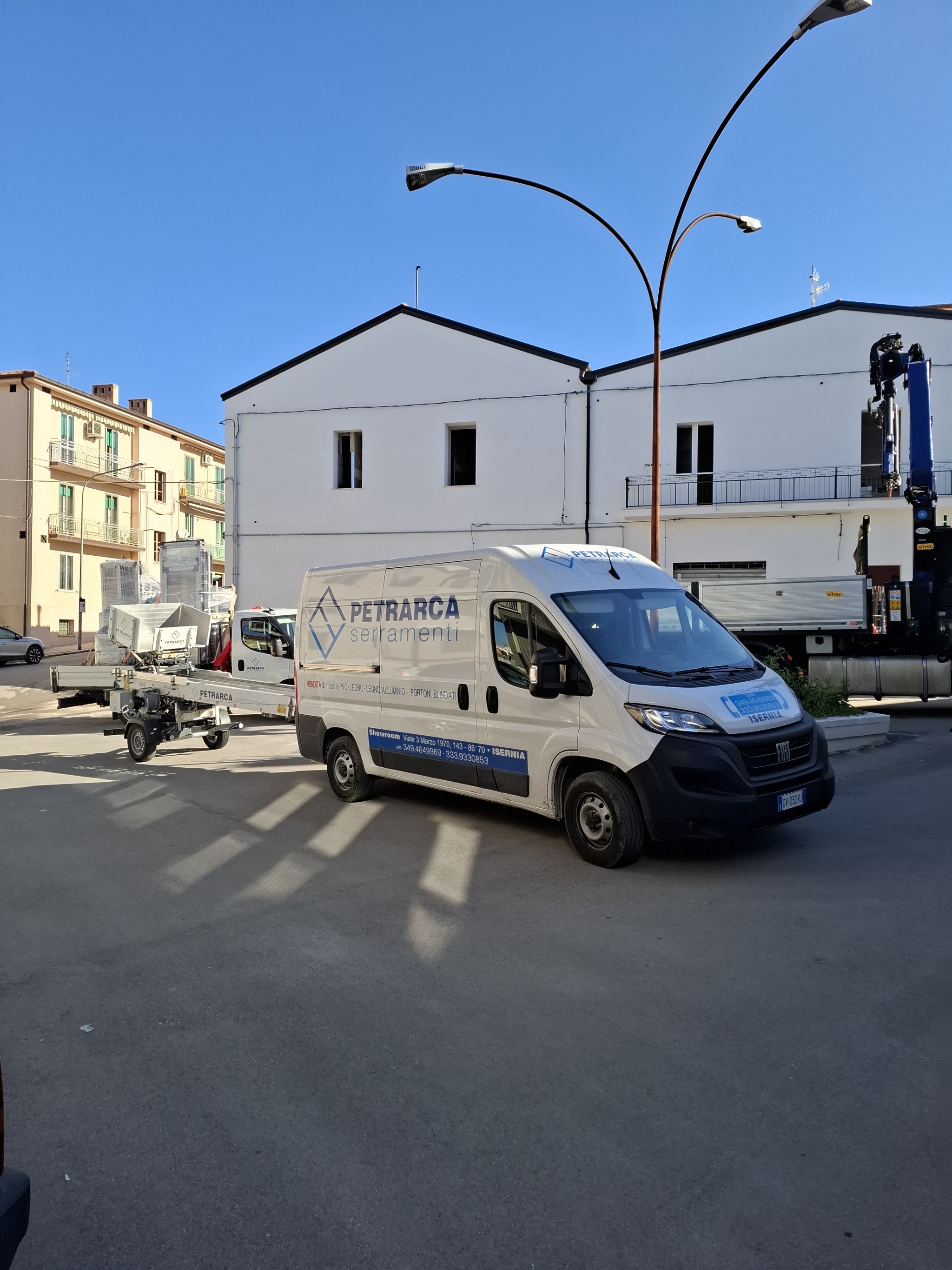 Mezzi Petrarca Serramenti davanti a un edificio