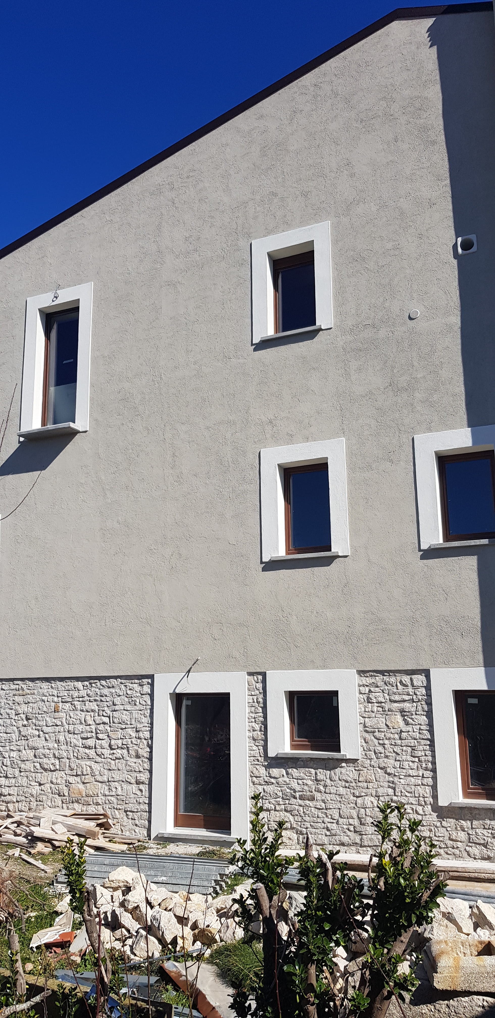 Finestre installate sulla facciata di un edificio