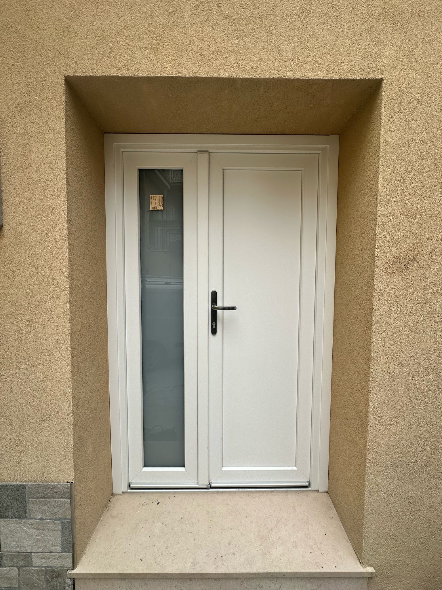 Portone d’ingresso bianco con inserto vetrato