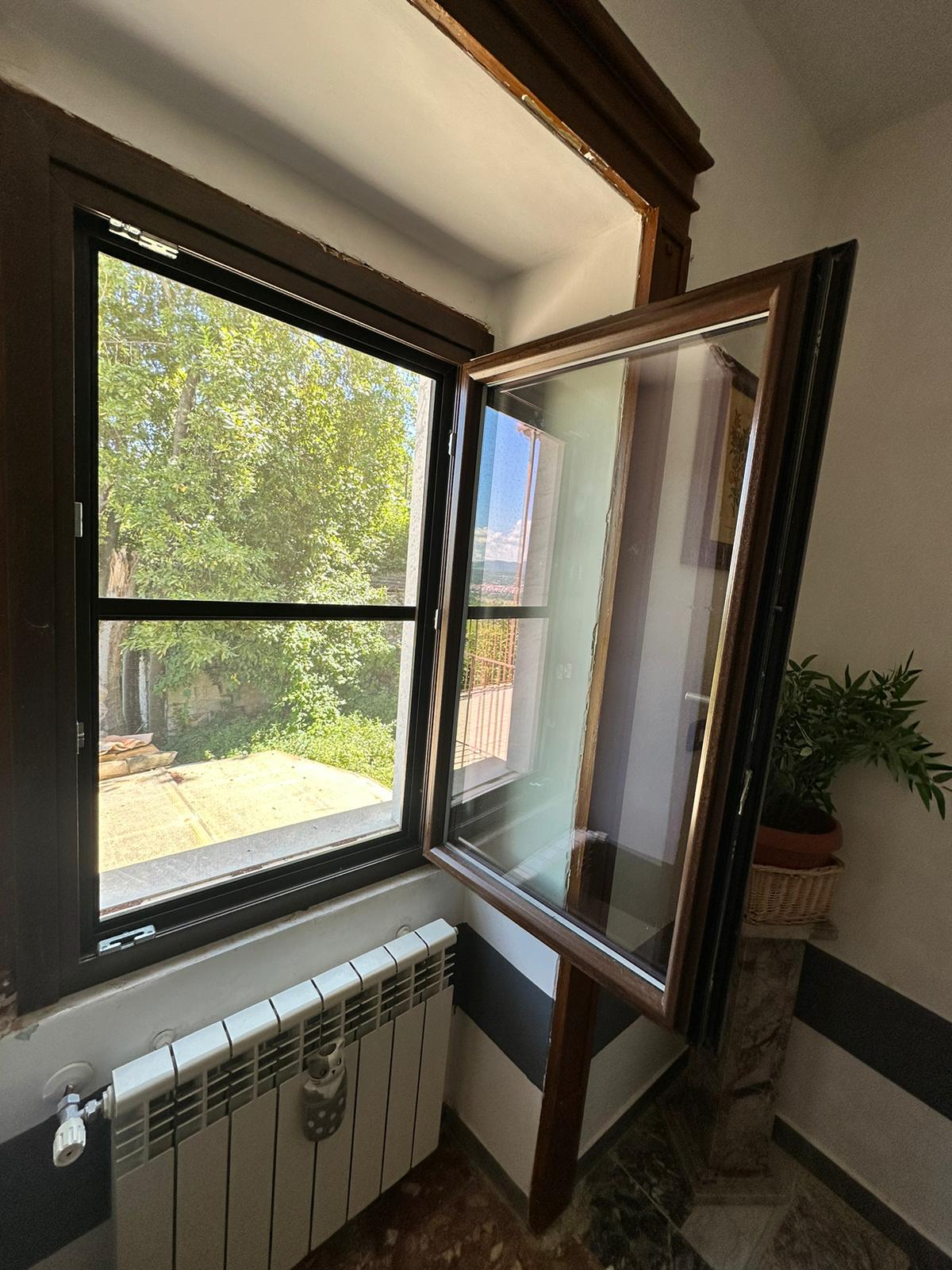 Finestra aperta con profilo color legno